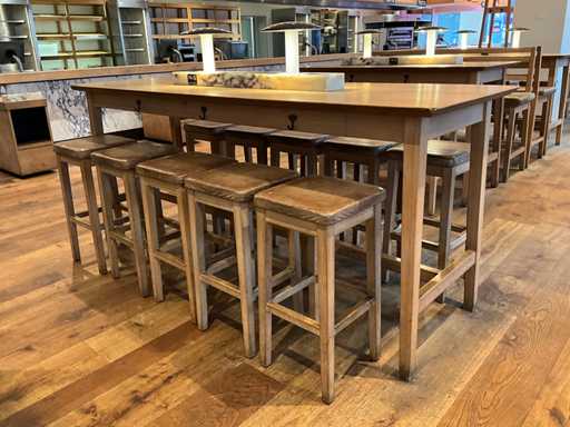 Hutten - Bartafel met 10 barkrukken