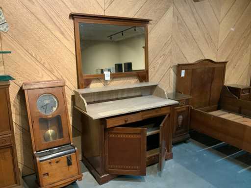 Lavabo antico con specchio