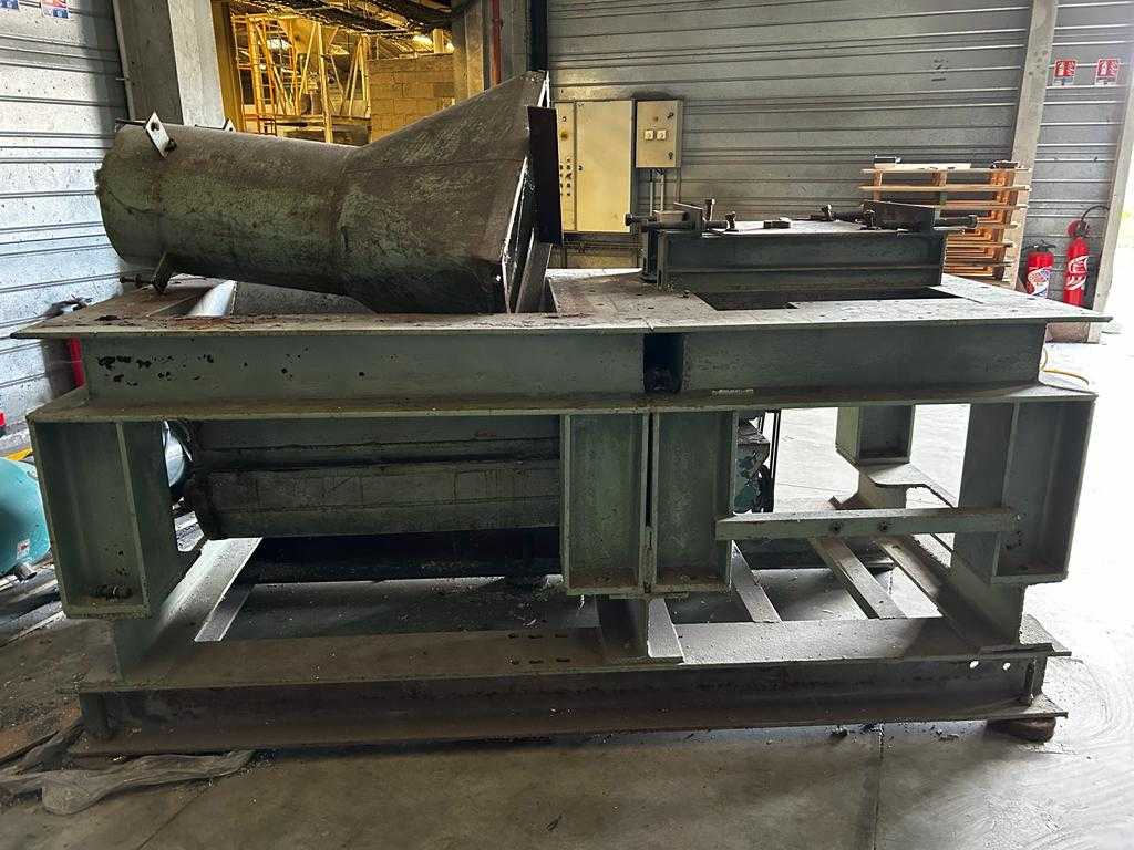Hammer mill with hopper