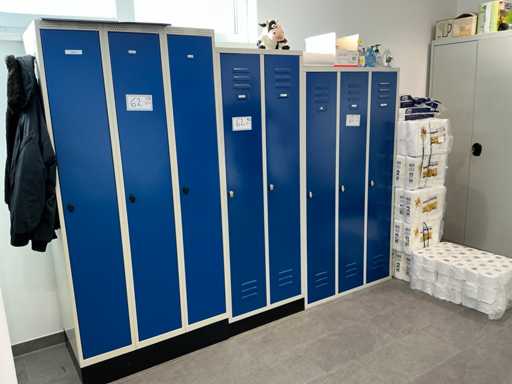 Lot of lockers without contents (3x)
