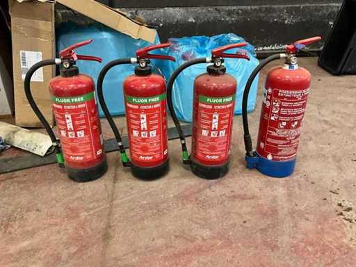 Fire extinguisher (4x)