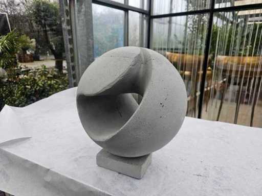 Scultura moderna astratta in cemento in cemento - Palla decorativa