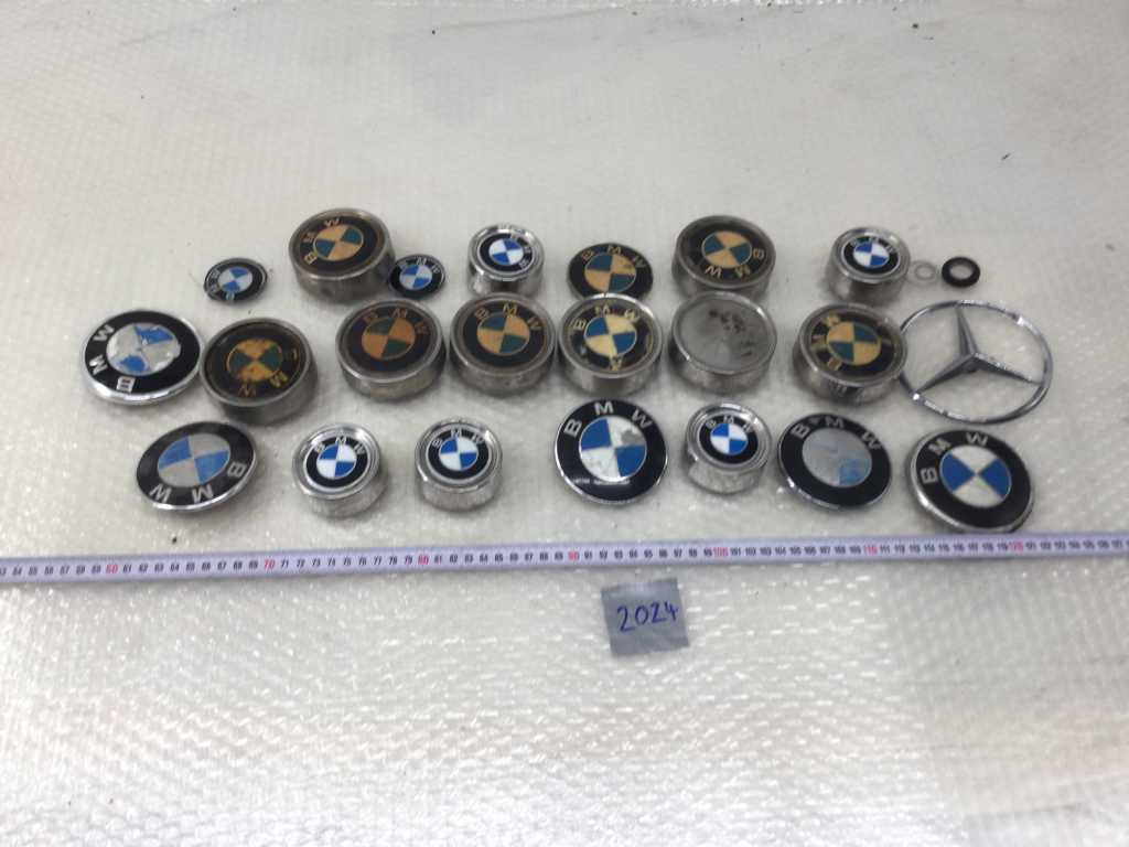 BMW - E23 E24 E28 E30 - Hub Covers / Bonnet Emblem / Steering Wheel Emblem Lot - Various car parts (24x)