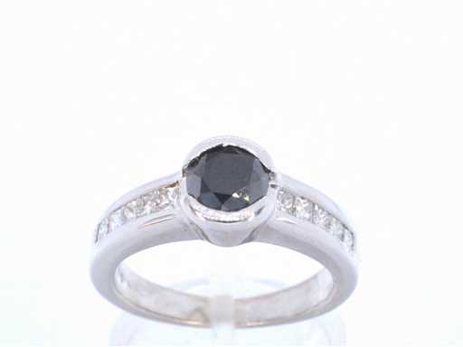 Weißgoldring mit Diamanten und einem schwarzen Diamanten