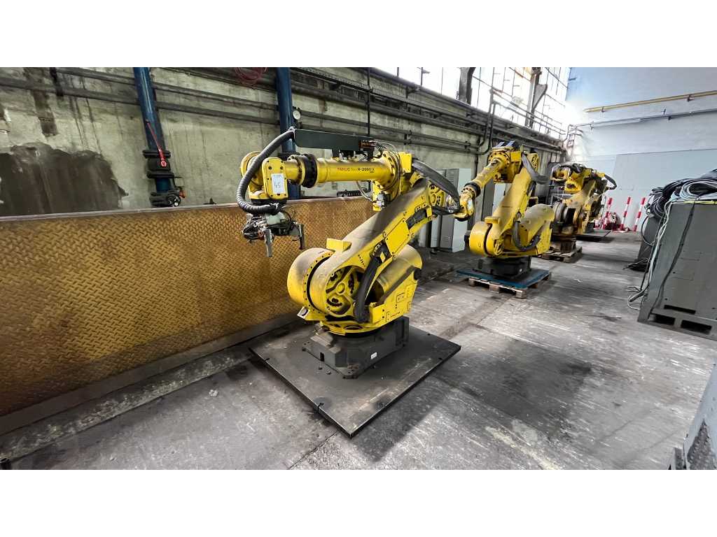 2005 Fanuc R-2000iA/165F Handling robot