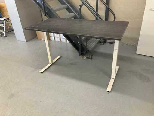 Height adjustable desk