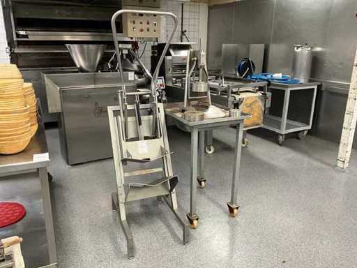 Deschizător de doze și dispozitiv de presă