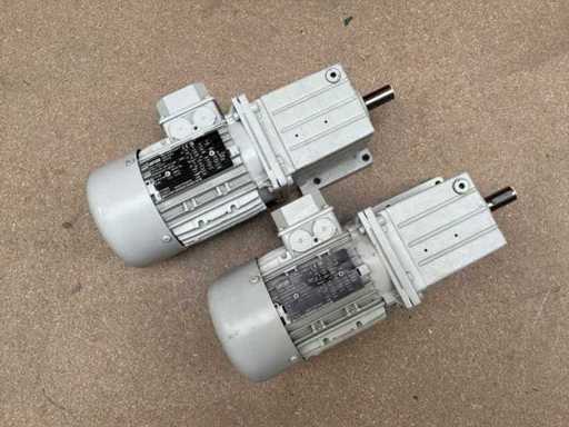 Lenze MDEMAXX071-32C0C Motorreductor (2x)