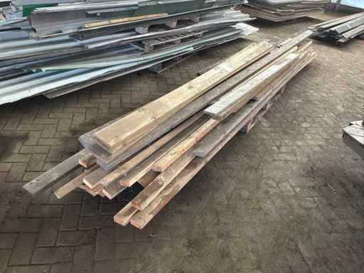 Partij houten balken en planken