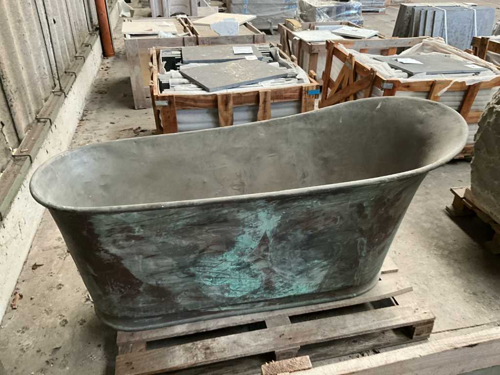 Freestanding zinc bath of approx. 154 x 66 x 66 cm.