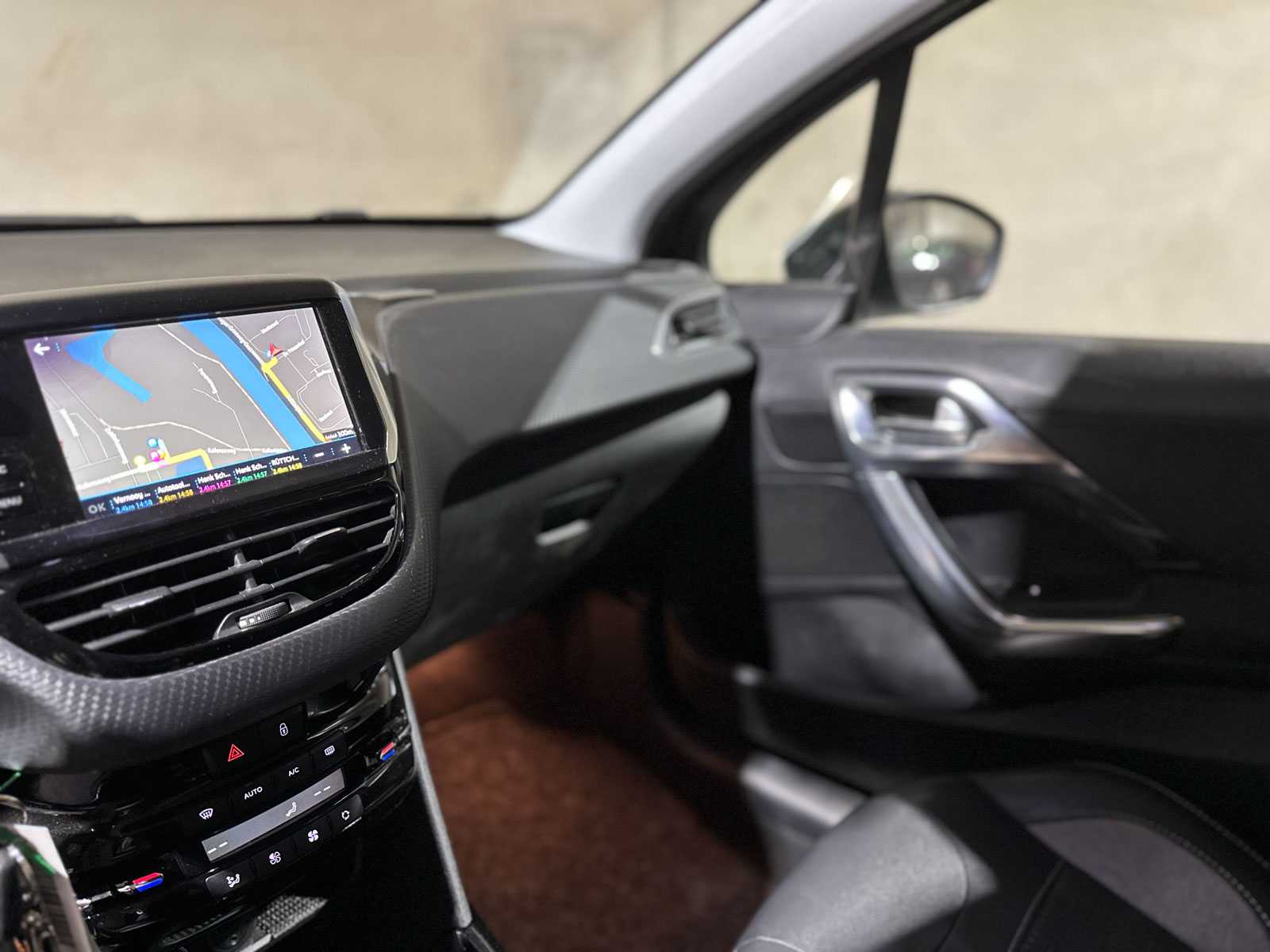 Peugeot 2008 1.2 PureTech Allure 110pk 2018 (Origineel-NL), RL-527-Z