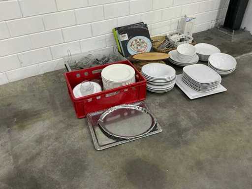 Różne naczynia i przybory kuchenne