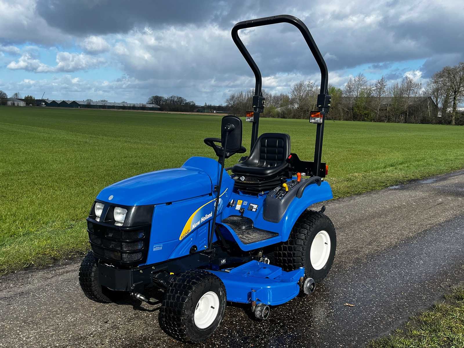 new holland – TZ24D – Garden Tractor – 2008