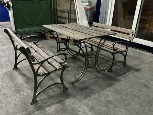 Tisch mit Bänken