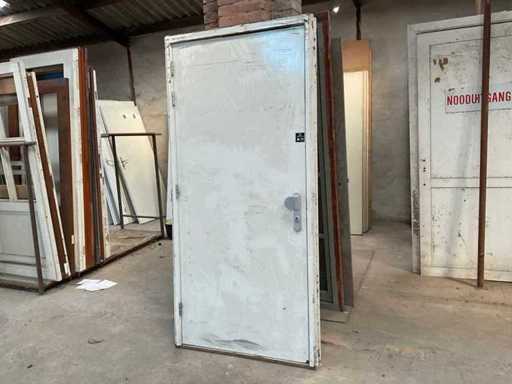 Frame & exterior door (2x)