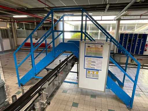Trapladder met overgang voor transportband