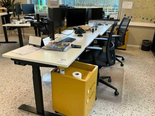 Geschakelde elektrische  in de hoogte verstelbare bureautafel (2x)