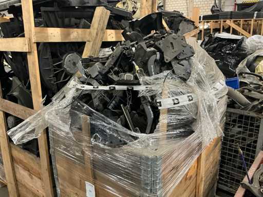 Batch of Mercedes-Benz parts