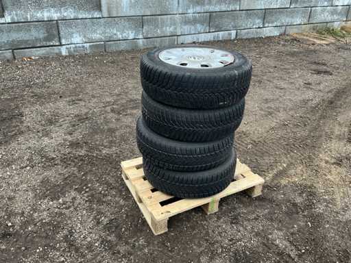 4x Winterreifen auf Felge PKW-Reifen