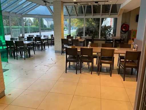 Vari tavoli da ristorante con sedie (12x)