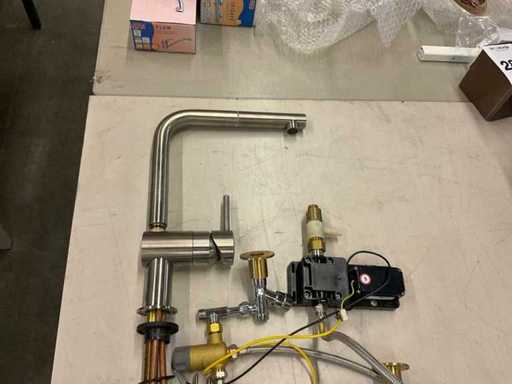 Kitchen mixer tap with pull-out head