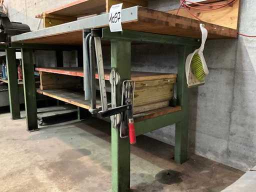 Banco da lavoro con morsa