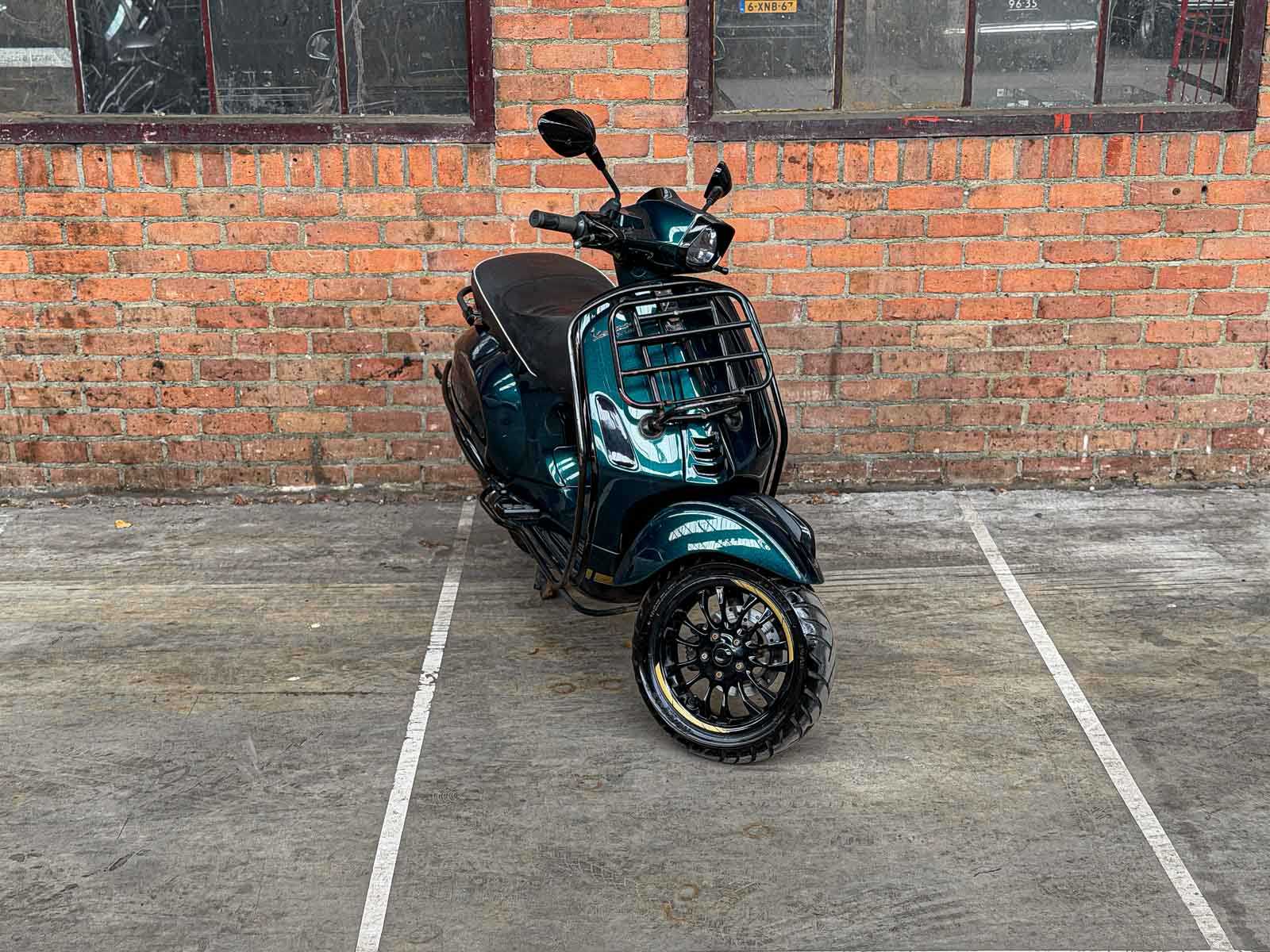 Piaggio Vespa Sprint 4T Sport 80cc (CUSTOM) -AKRAPOVIC- 2014 Scooter, F-277-ZH