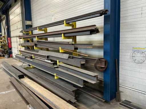 Partia różnych stalowych profili typu I