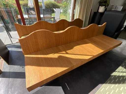 Canapé design avec dossier ondulé, finition bois/chêne