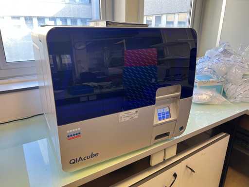 Qiagen - QIAcube - Poste de travail robotisé pour la purification automatisée de l'ADN, l'ARN et de protéines