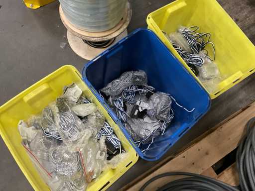 Partij kabels en diversen in kist