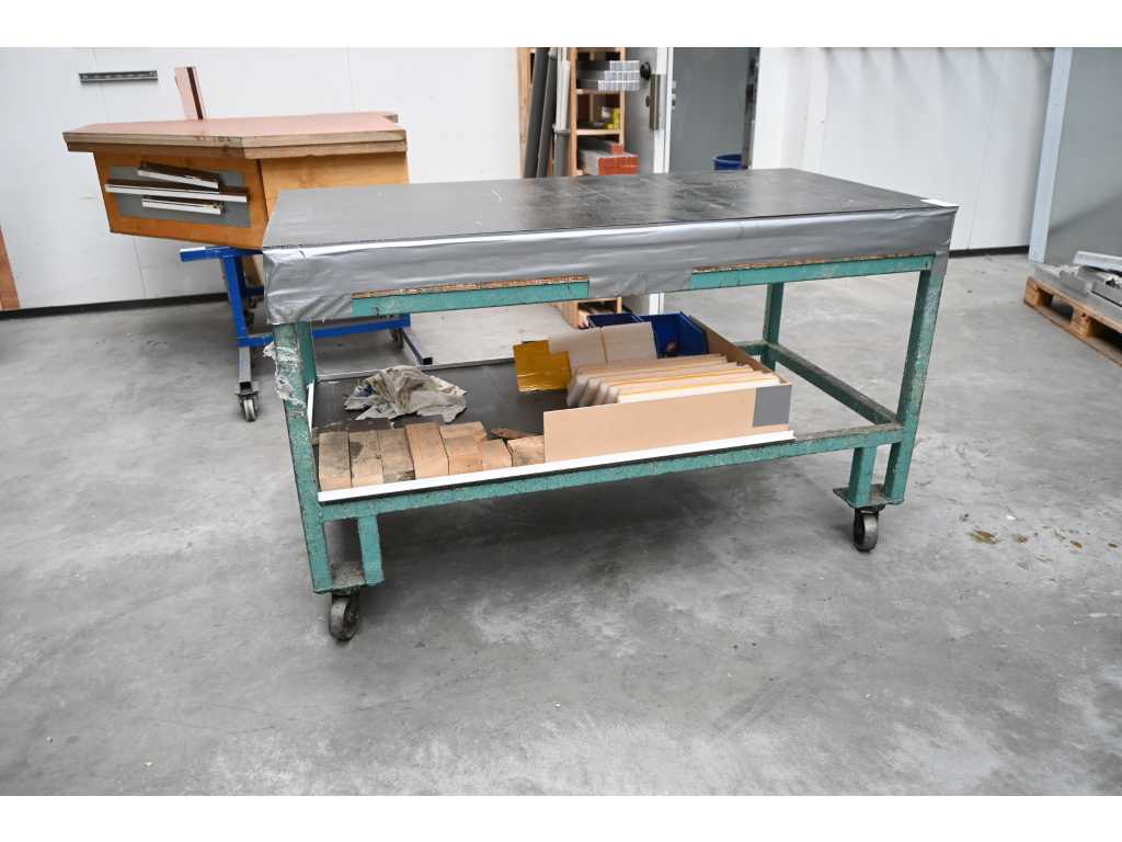Mobile workbench with various contents