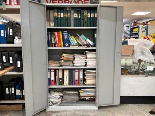 Armadio in acciaio con manuali di officina