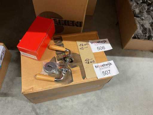 18 Messingstücke mit Holztürgriffen