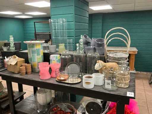 Różne wazy i dekoracje