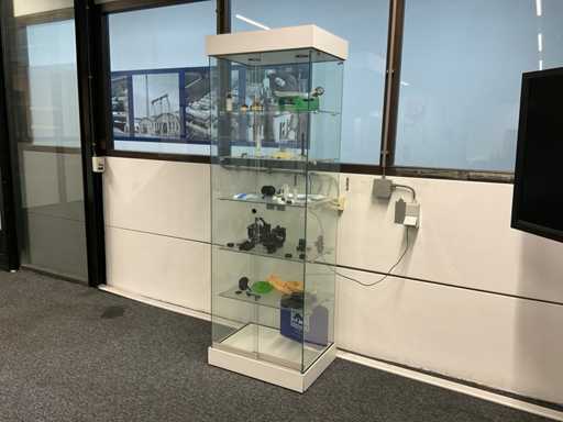 Vitrine mit Schiebetür