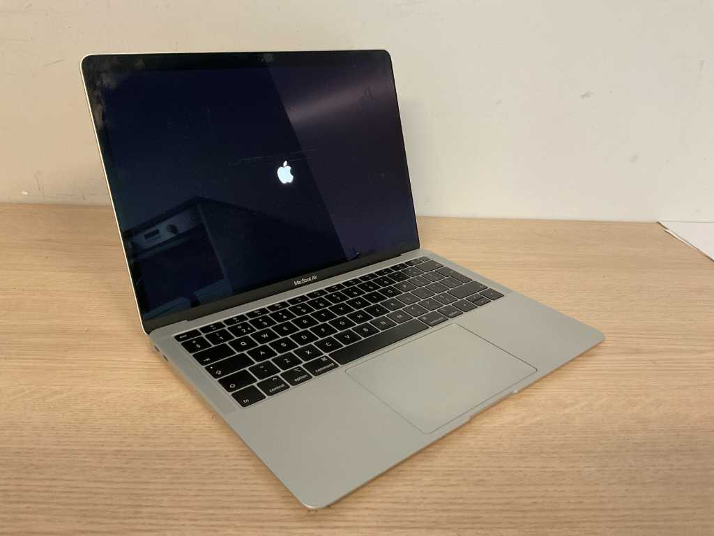 Apple laptop MacBookAir8,2