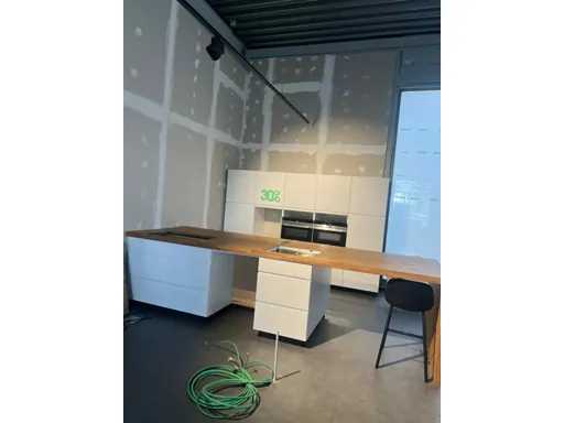 Witte Mano-keuken + massief hout