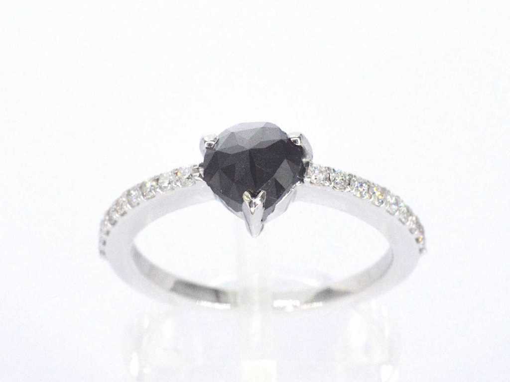 Witgouden ring met witte en zwarte diamant