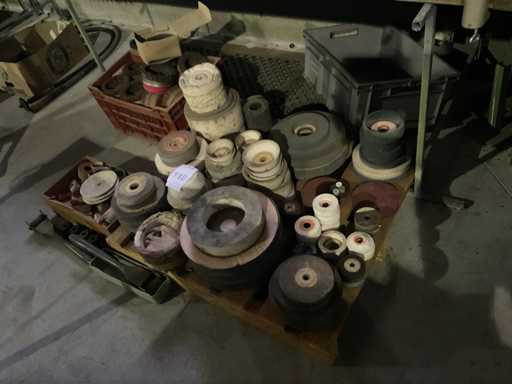 Lot de pietre de ?lefuit ?i cup? 