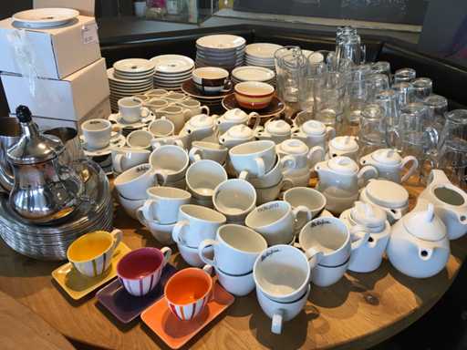 Autres meubles de restaurant - beaucoup de tasses à café / thé, assiettes inférieures