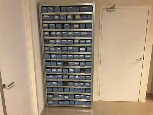 Półka z 100 tackami różnych śrub i śrub