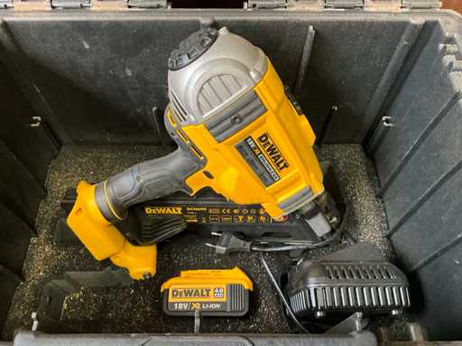 Dewalt DCN690 Tacker