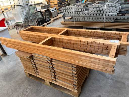 Rack d’entrepôt en bois d’environ 11 m.