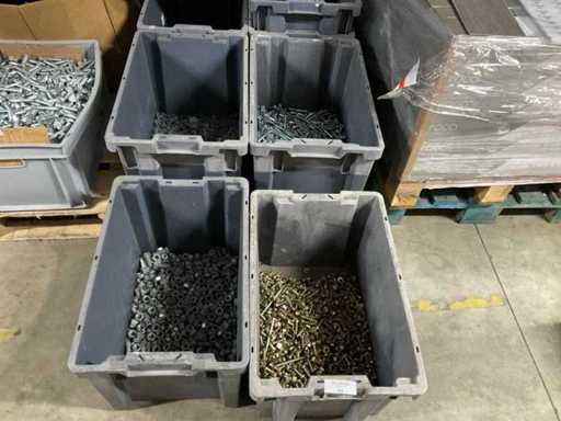 Charge von Muttern und Schrauben