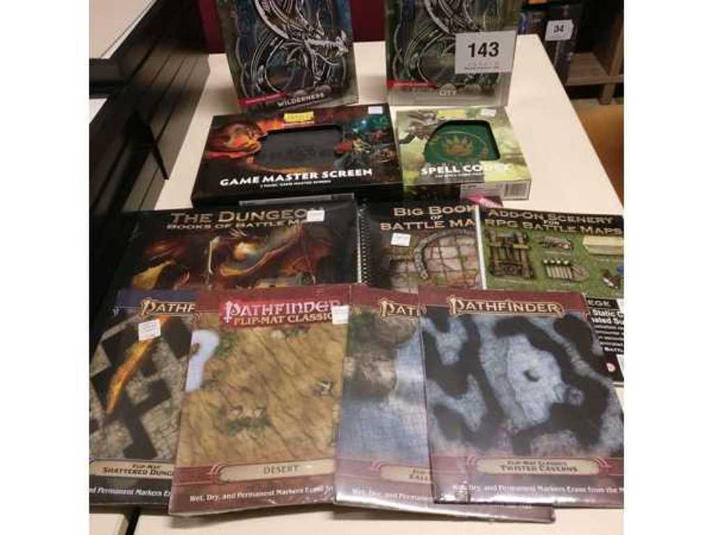 +- 11 st. mappen en diversen voor Dungeons & Dragons en Pathfinder