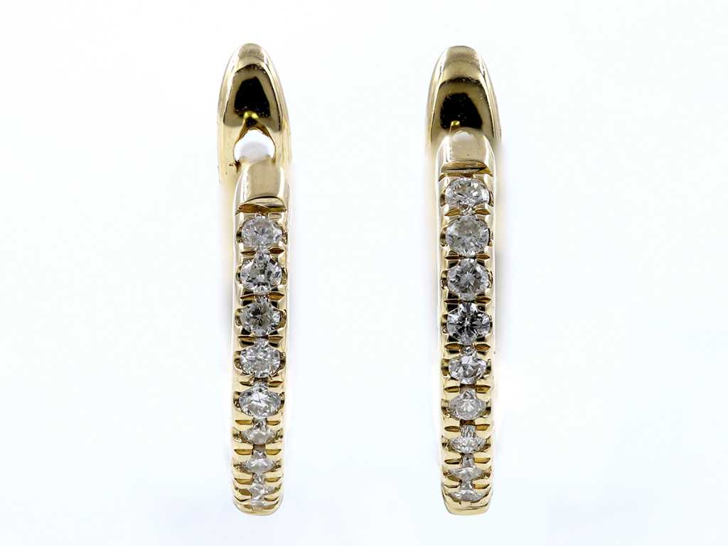 18 KT Yellow gold Earring with Natural Diamonds
