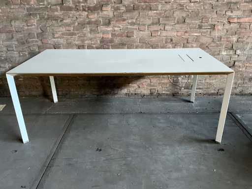 Ahrend - Tavolo da conferenza con alimentatori e ricarica wireless 200x100x75cm