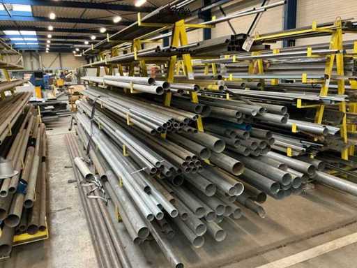 Różne rodzaje metalowych akcji.