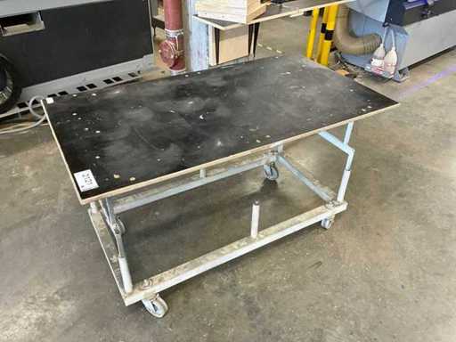 Table de travail petite sur roulettes / chariot de rangement 75x133cm